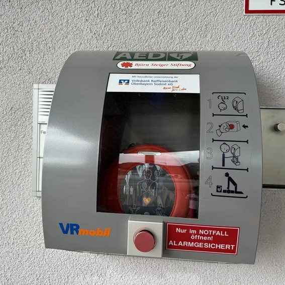 defibrillator.JPG
