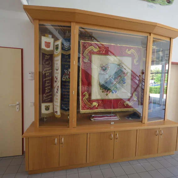 fahnenschrank.JPG